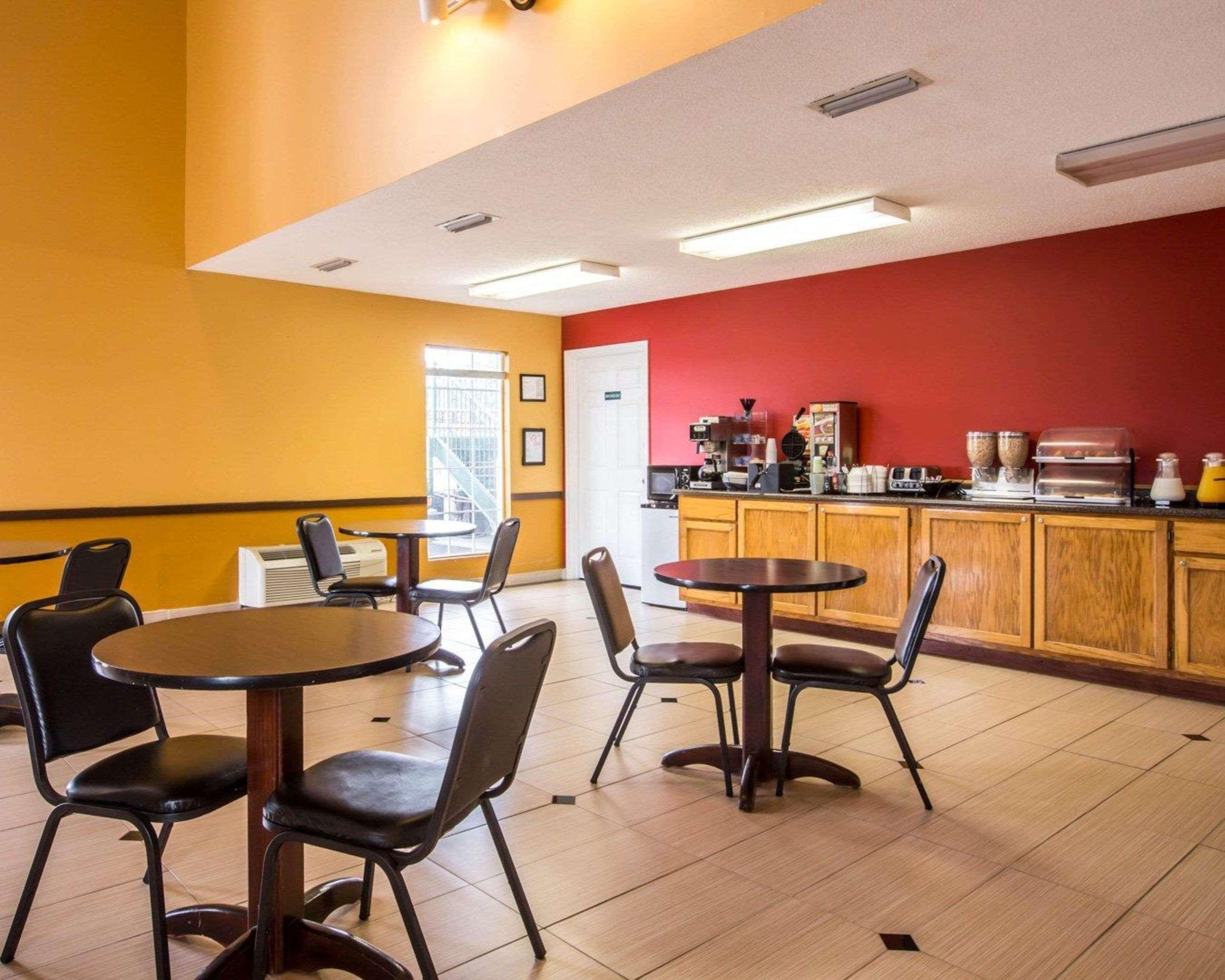 יופאלה Econo Lodge מראה חיצוני תמונה