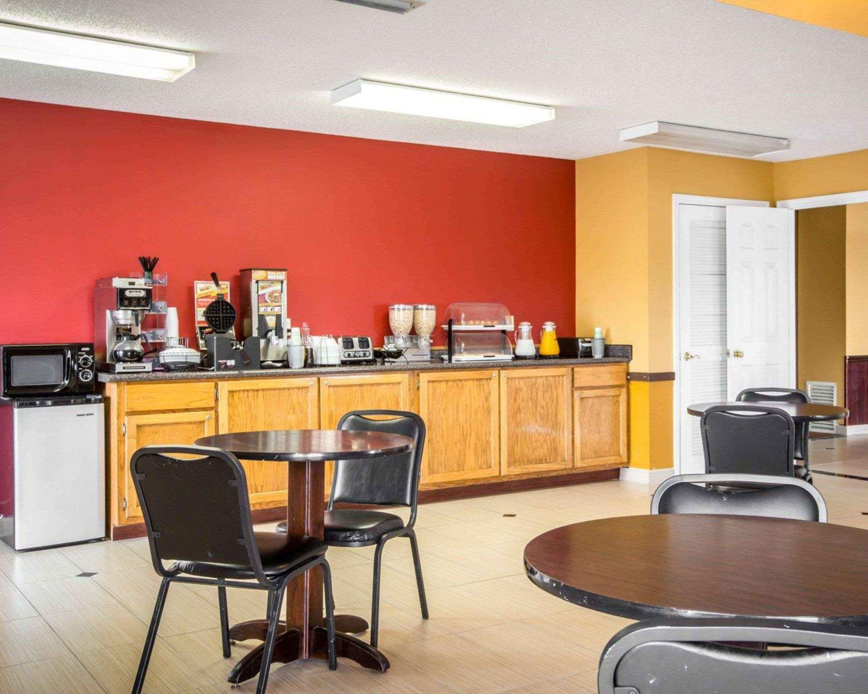 יופאלה Econo Lodge מראה חיצוני תמונה