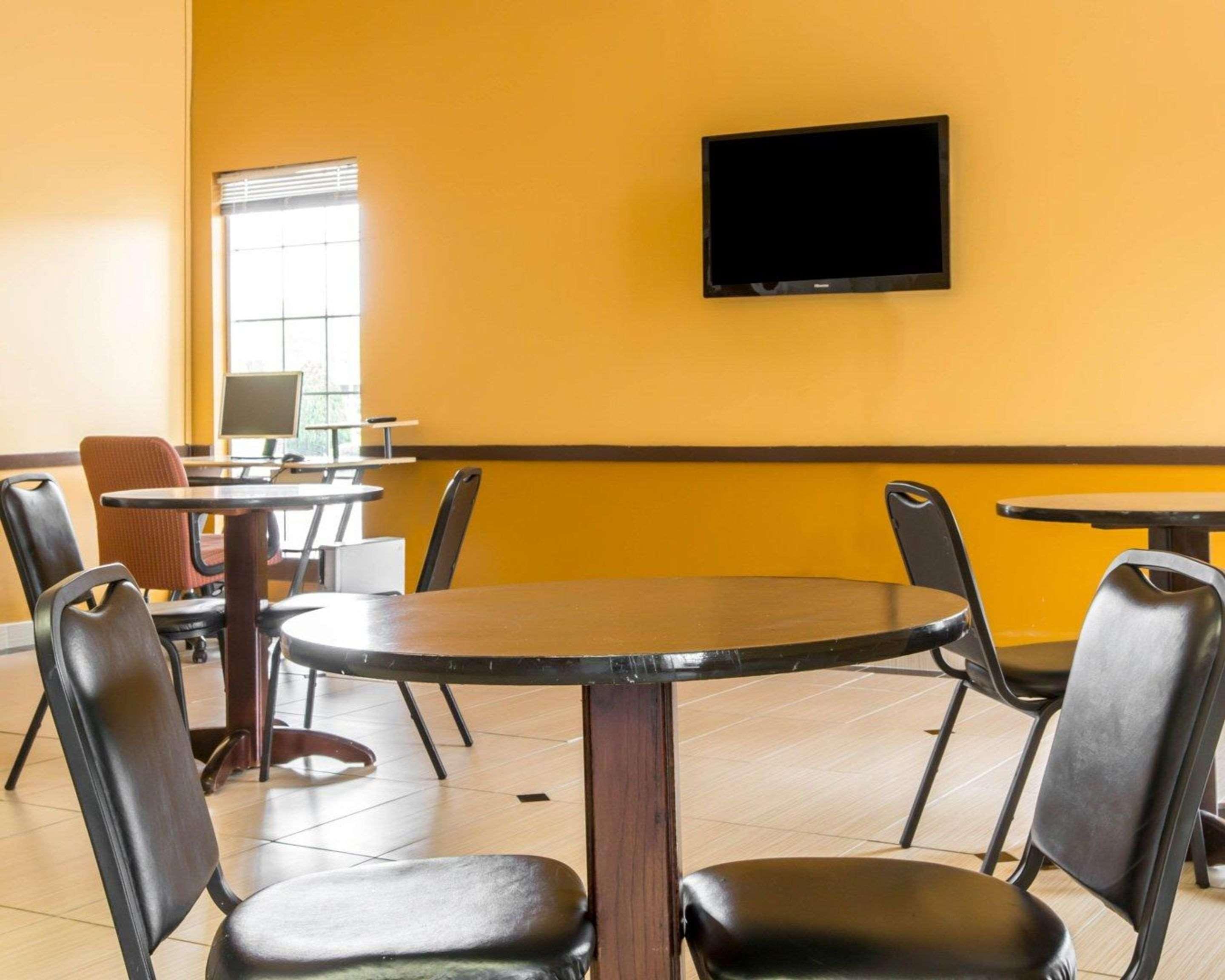 יופאלה Econo Lodge מראה חיצוני תמונה